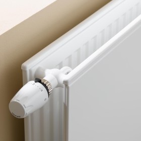 Zbliżenie na konstrukcje i głowicę grzejnika Therm x2 Plan Hygiene